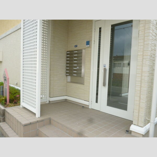 エントランス (アパート入口)