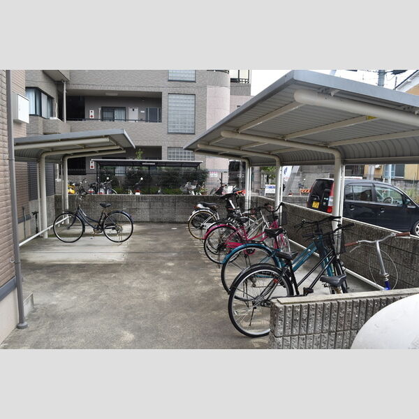 現地周辺 (駐輪場)