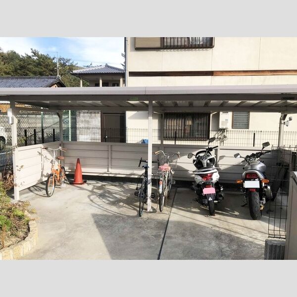 現地周辺 (駐輪場)