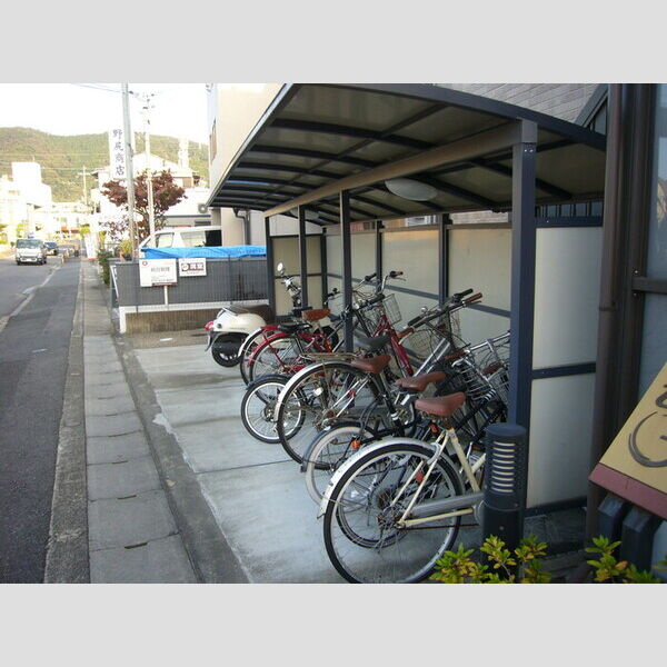 現地周辺 (駐輪場)