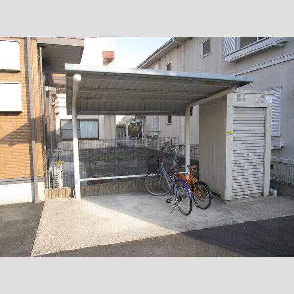 現地周辺 (駐輪場)