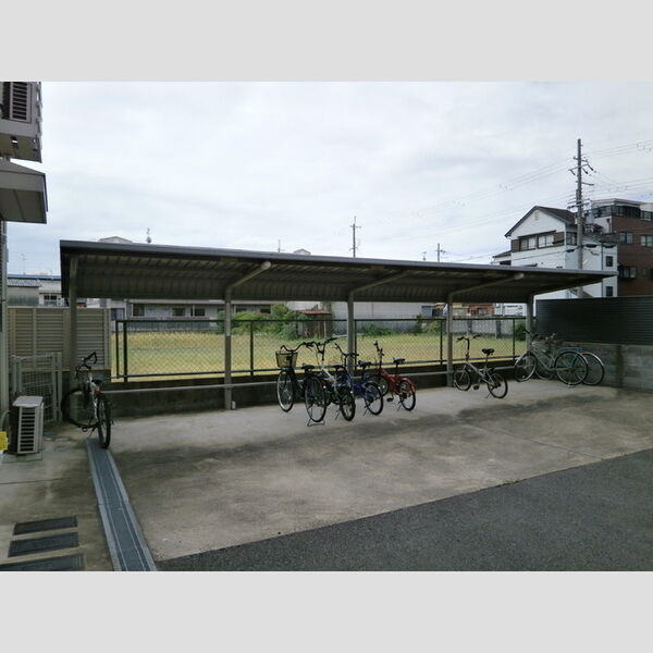 現地周辺 (駐輪場)