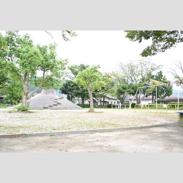 現地周辺 (中在地中公園(460m))