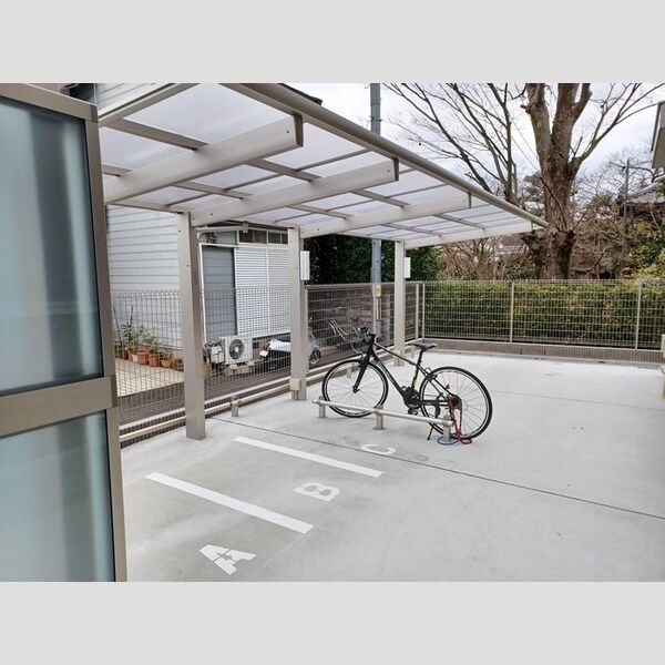 現地周辺 (駐輪場)