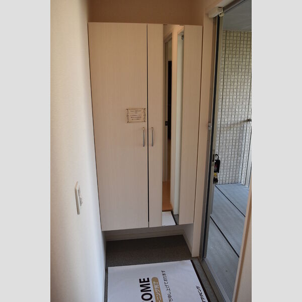 玄関 (姿見ミラー付きトールタイプシューズボックス・センサーライト・カードキー)