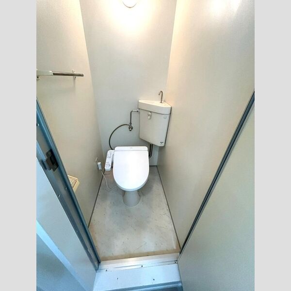 トイレ (トイレ)