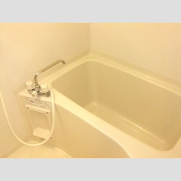 バス (浴室(シャワー)210)