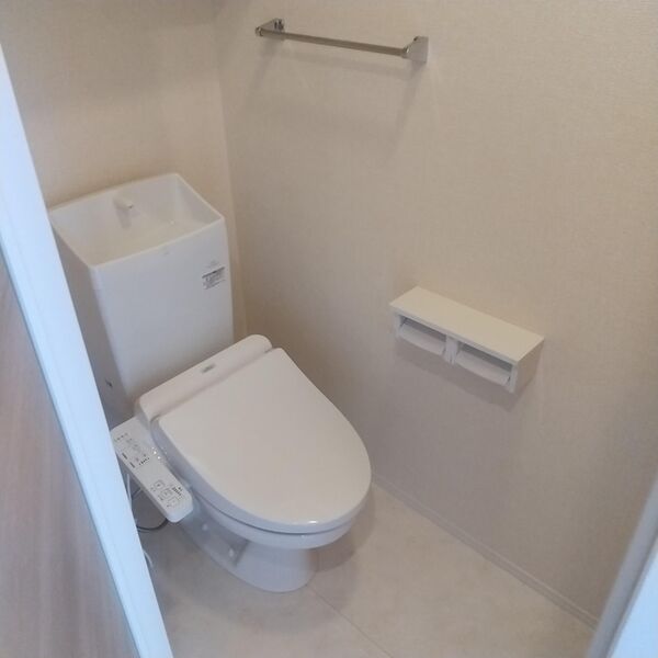 トイレ (トイレ)