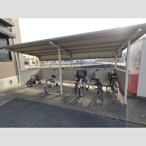 現地周辺 (駐輪場)