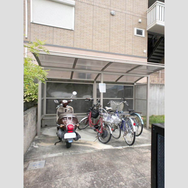 現地周辺 (駐輪場)