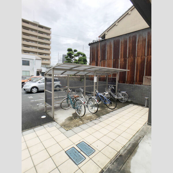 現地周辺 (駐輪場)