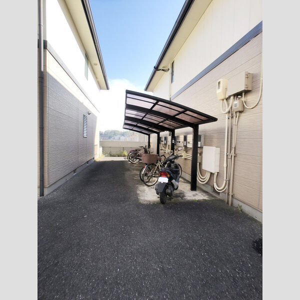 現地周辺 (駐輪場)