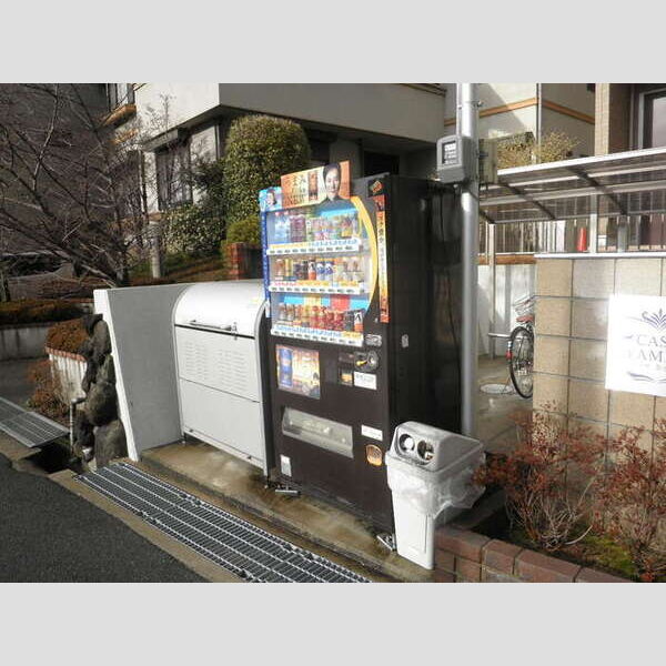 現地周辺 (ゴミ置き場・自動販売機)