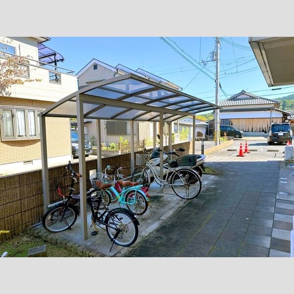 現地周辺 (駐輪場)