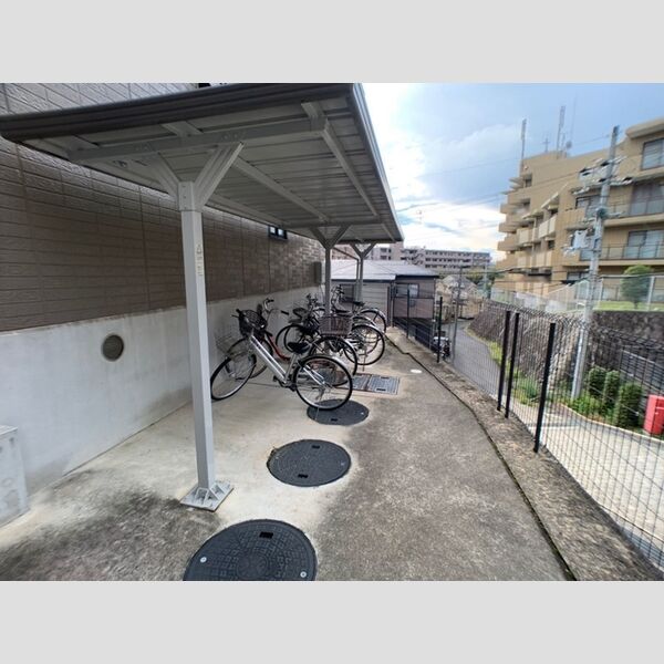 現地周辺 (駐輪場)