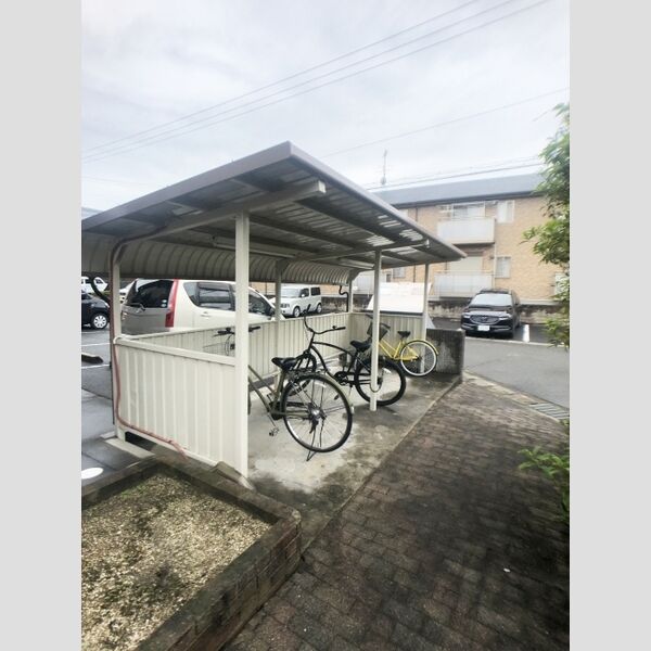 現地周辺 (駐輪場)