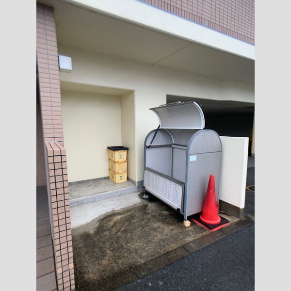 現地周辺 (ごみ置き場)