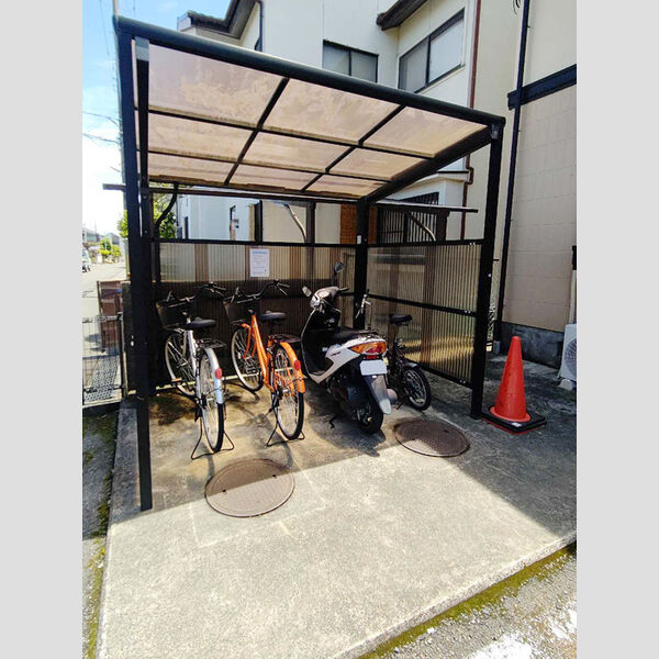 現地周辺 (駐輪場)