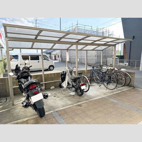 現地周辺 (駐輪場)