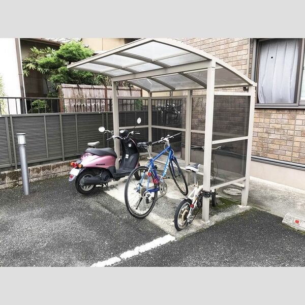 現地周辺 (駐輪場)