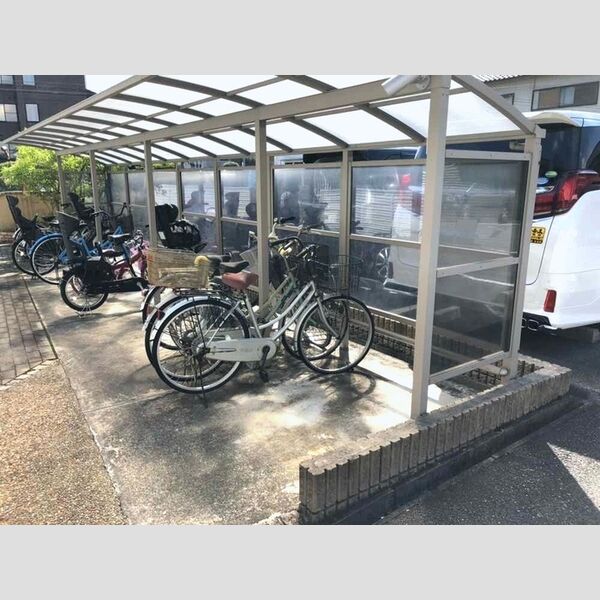 現地周辺 (駐輪場)