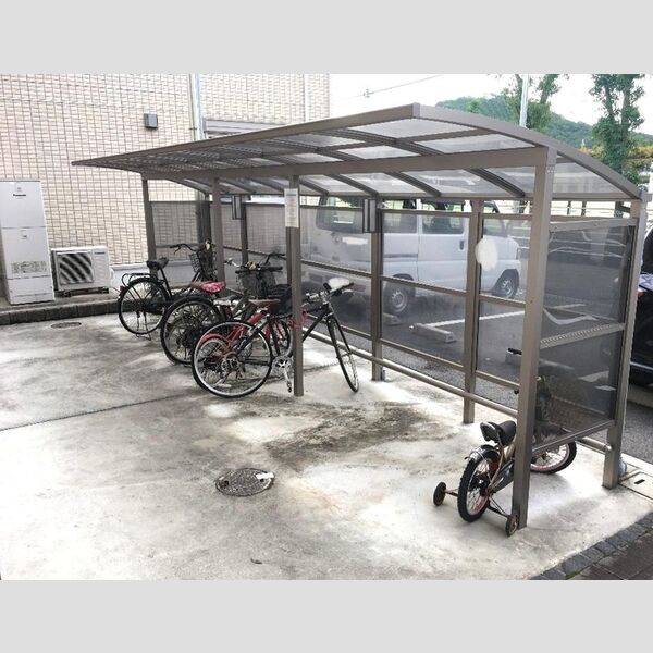 現地周辺 (駐輪場)