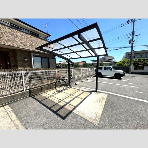 現地周辺 (サイクルポート付きの敷地内駐輪場)
