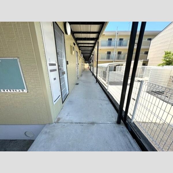 エントランス (1階敷地内廊下)