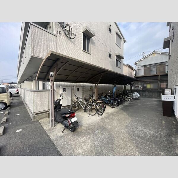 現地周辺 (駐輪場)