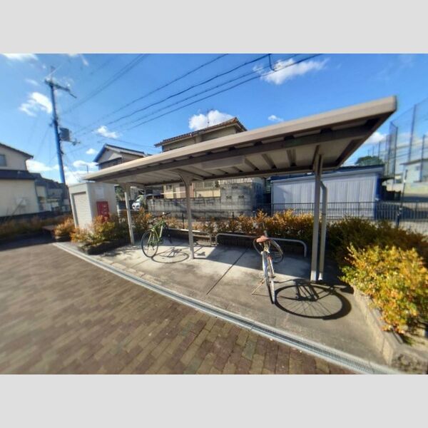 現地周辺 (駐輪場)