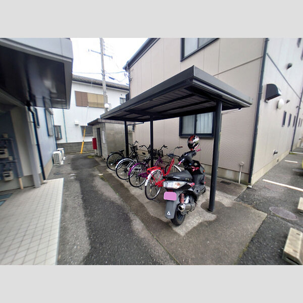 現地周辺 (駐輪場)