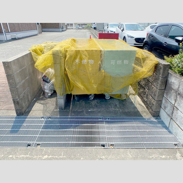 現地周辺 (ごみ置き場)
