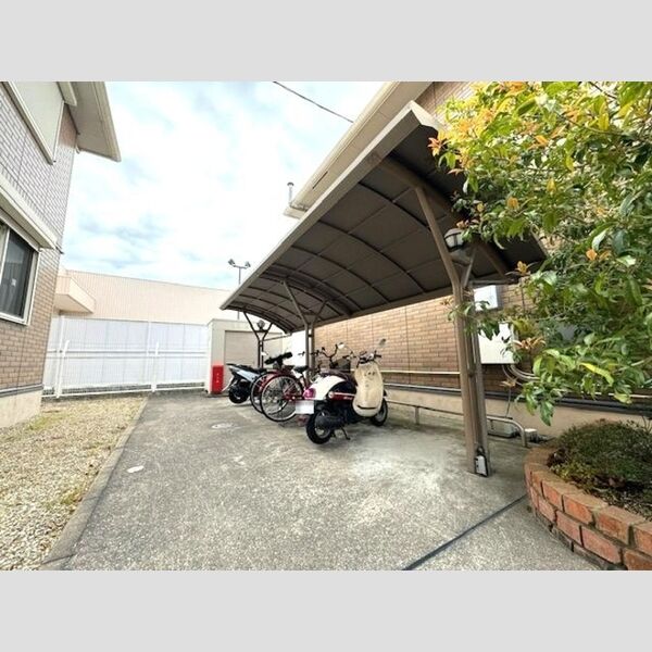 現地周辺 (対象物件敷地内サイクルポート)