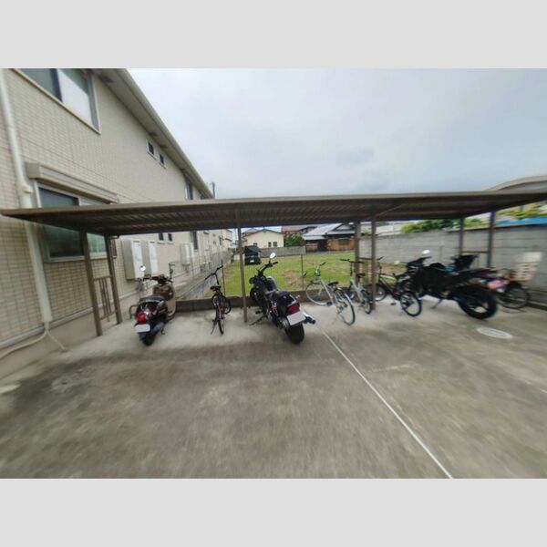 現地周辺 (駐輪場)