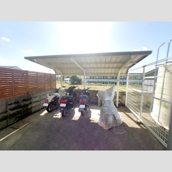 現地周辺 (駐輪場)