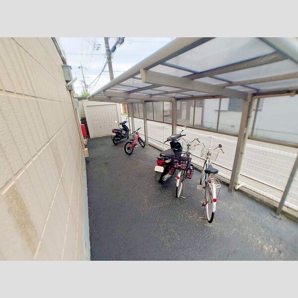 現地周辺 (駐輪場)