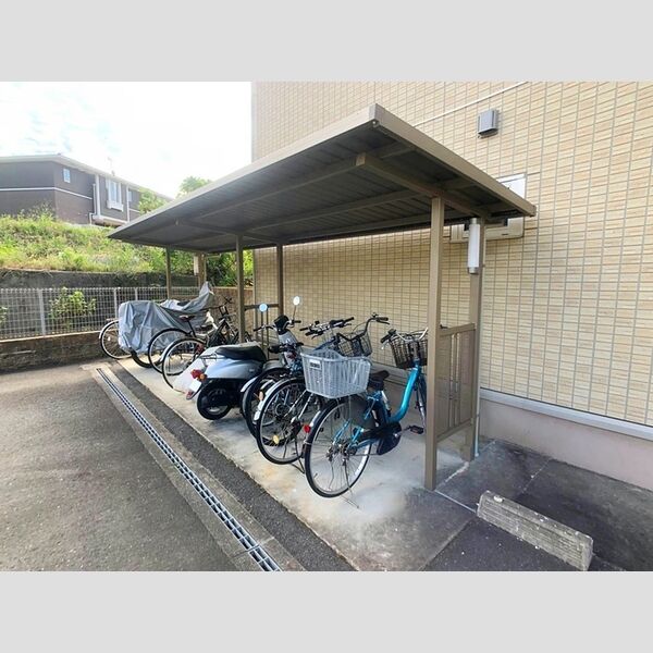 現地周辺 (駐輪場)