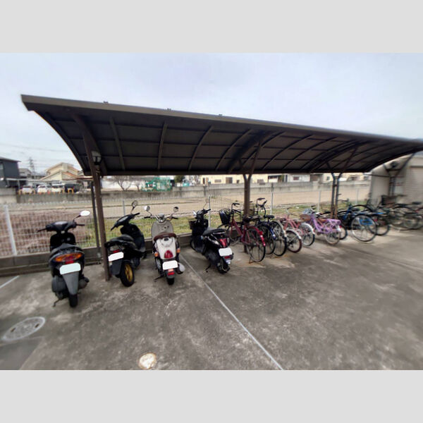 現地周辺 (駐輪場)