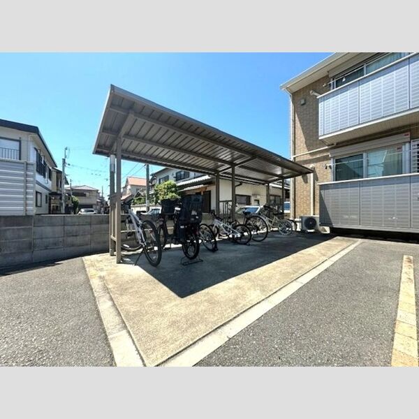 現地周辺 (サイクルポート付きの駐輪場)