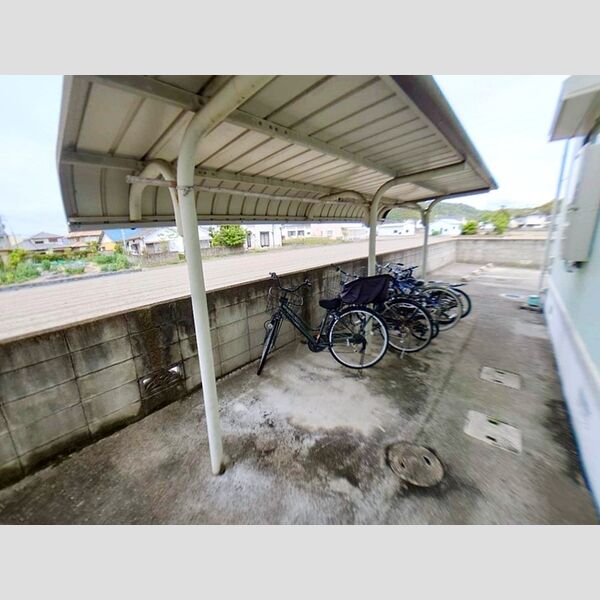 現地周辺 (駐輪場)