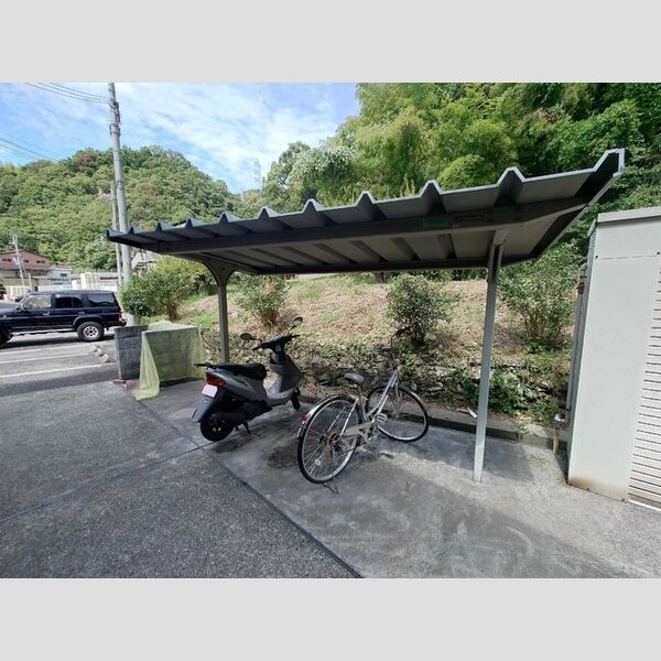 現地周辺 (駐輪場)