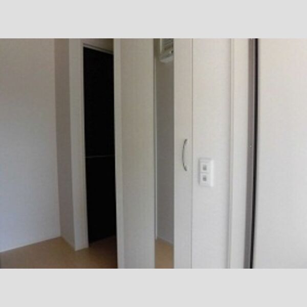 玄関 (シューズボックスに姿見があるのでお出かけ前にチェックできます)