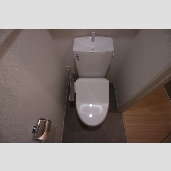 トイレ (トイレ)