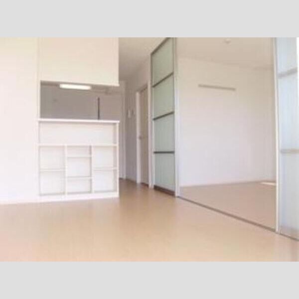 居室・リビング (DK～洋室の雰囲気です。スクリーンの開放で、広く使えます)