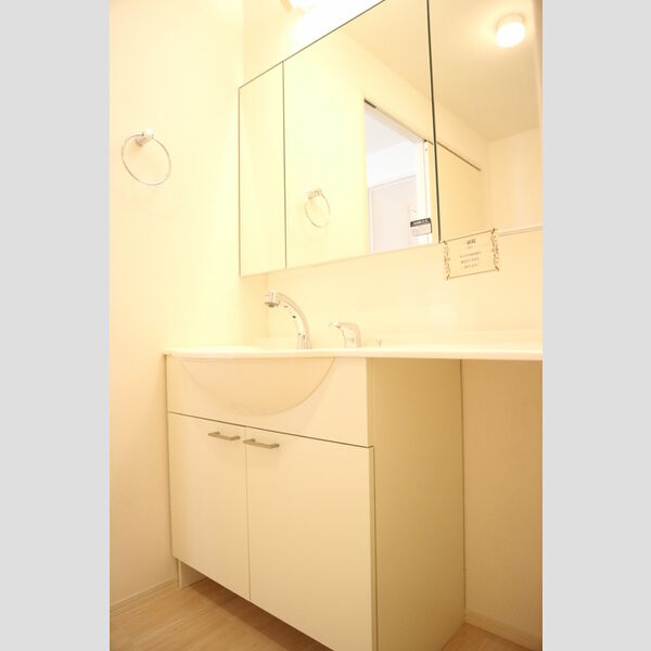 洗面所 (大きな鏡が付いてます♪)