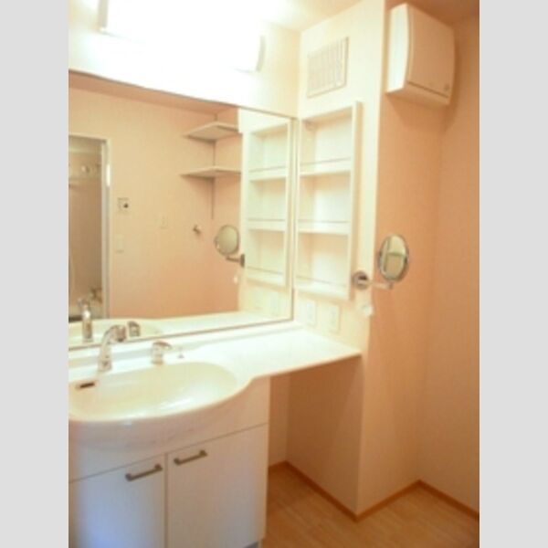 洗面所 (大きな洗髪洗面化粧台には拡大鏡も付いて便利ですよ～♪♪)