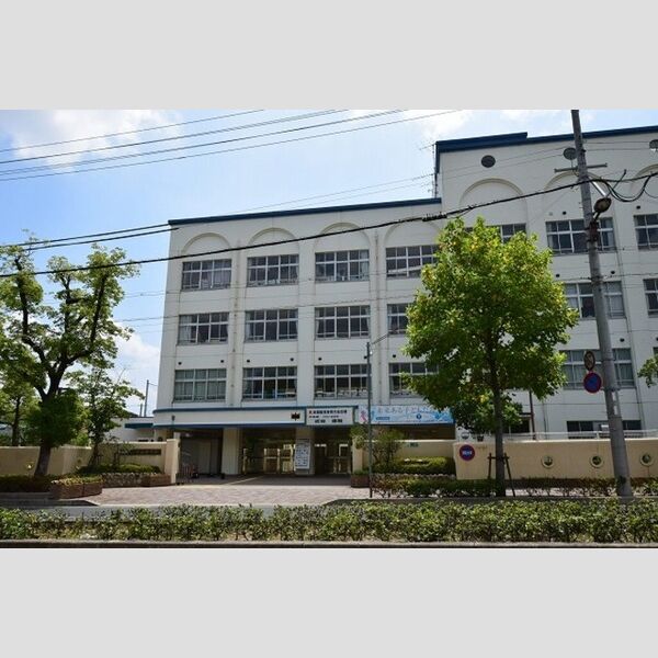 現地周辺 (神戸市立本山中学校 976m)