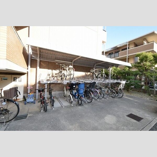 現地周辺 (駐輪場)