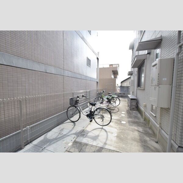 現地周辺 (駐輪場)