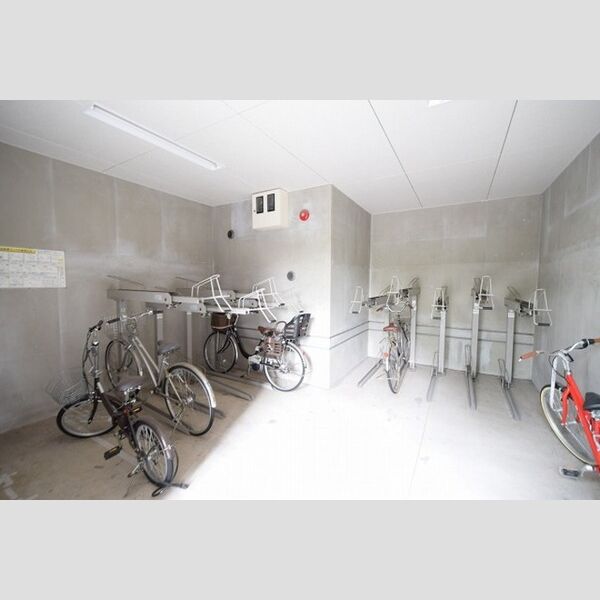 現地周辺 (駐輪場)